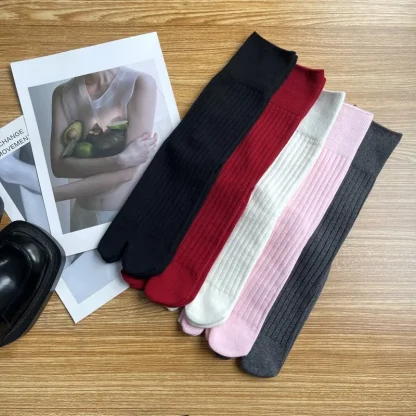 Simple Split Toe Socks with Plain Design