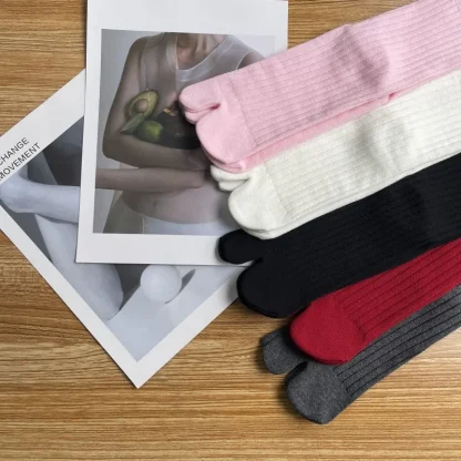Simple Split Toe Socks with Plain Design - Image 2