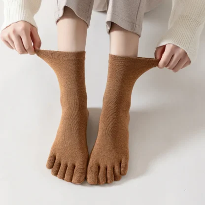 Plain Color Crew Socks with 5 Fingers Design - Image 4